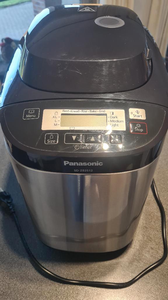 Broodbakmachine en broodsnijder, Electroménager, Machines à pain, Comme neuf, Avec minuteur, 800 à 1200 grammes de pâte, Plus de 10 programmes