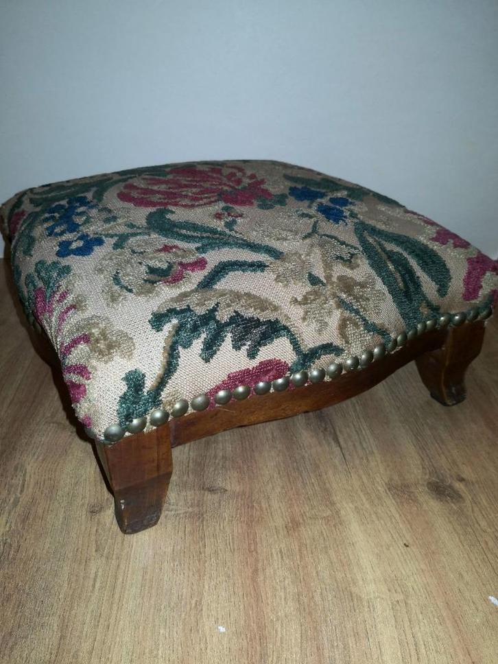 Gestoffeerde voetsteun in oude Louis XV-stijl, Huis en Inrichting, Zetels | Voetbanken en poefs, Gebruikt, Minder dan 50 cm, Minder dan 50 cm