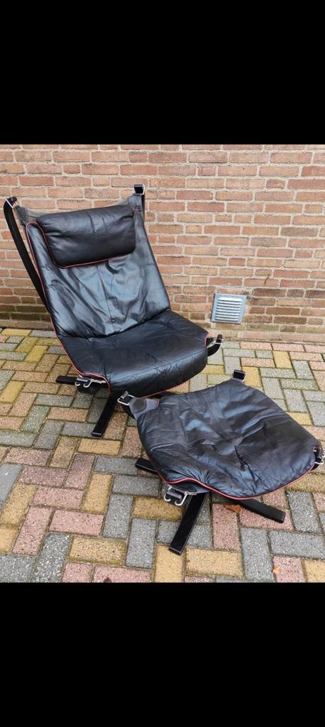 Fauteuil et hocker Falçon de Sigurd Ressel - Cuir noir, Maison & Meubles, Fauteuils, Utilisé, Cuir, Enlèvement