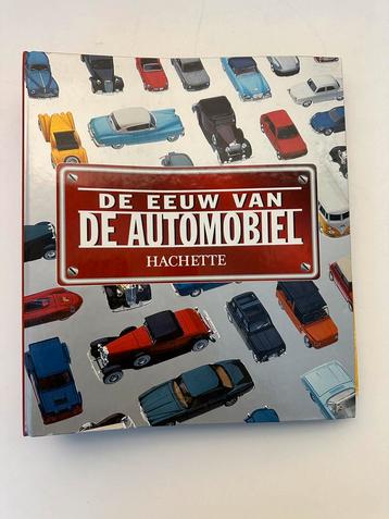 Map De eeuw van de automobiel- Hachette, Boeken, Ophalen of Verzenden, Gelezen