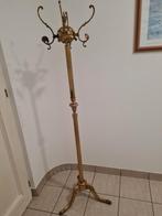 Porte-manteau en cuivre, Enlèvement