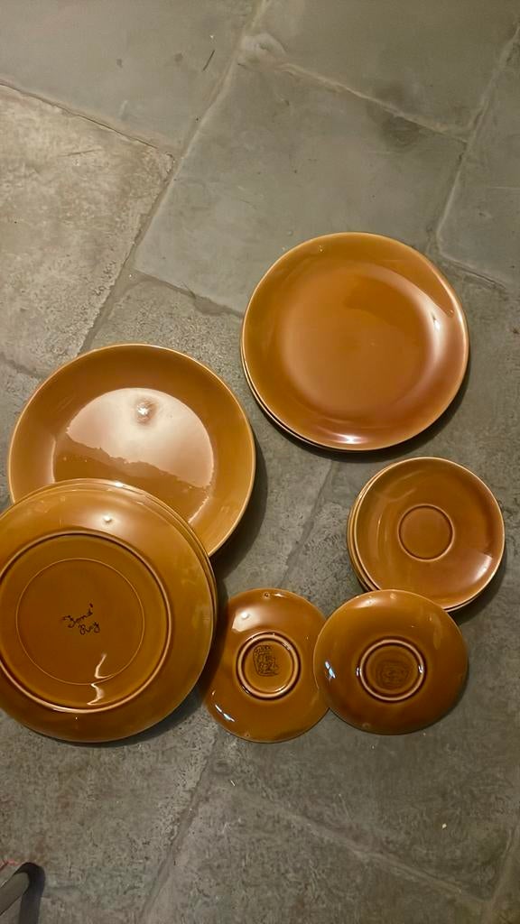 Bruine borden en onderzetters niederville, Ophalen, Zo goed als nieuw