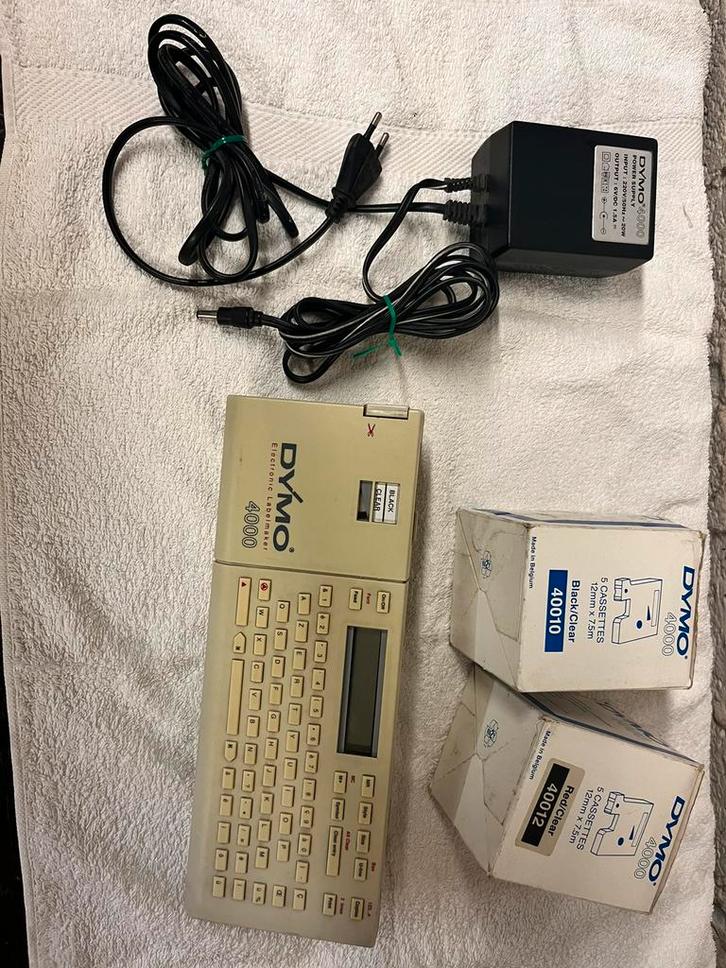 Dymo 4000 labeler met 10 vervangende cassettes, Computers en Software, Labelprinters, Gebruikt, Azerty, Tape-label