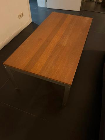 Table basse en bois, pied en acier beschikbaar voor biedingen