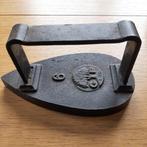 oud gietijzeren strijkijzer 6 : G - P - B & L : gewicht 1,8, Antiquités & Art, Antiquités | Ustensiles de cuisine, Enlèvement ou Envoi