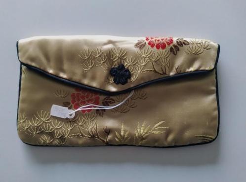 sac à motif chinois doré vintage avec bouton poussoir, Vêtements | Femmes, Vêtements Femmes Autre, Porté, Enlèvement ou Envoi