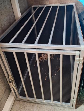 Honden bench beschikbaar voor biedingen