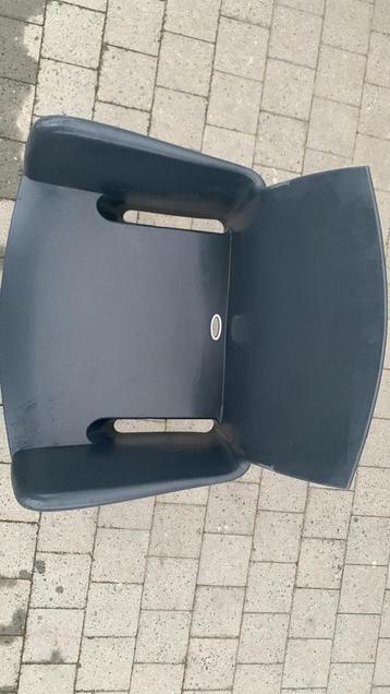 13 tuinstoelen beschikbaar voor biedingen