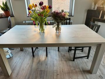 Table a manger beschikbaar voor biedingen