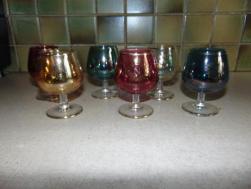 Retro gekleurde cognac glazen beschikbaar voor biedingen