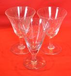 3 verres aperitif evasé sur pied et taillé a la roue, Enlèvement ou Envoi