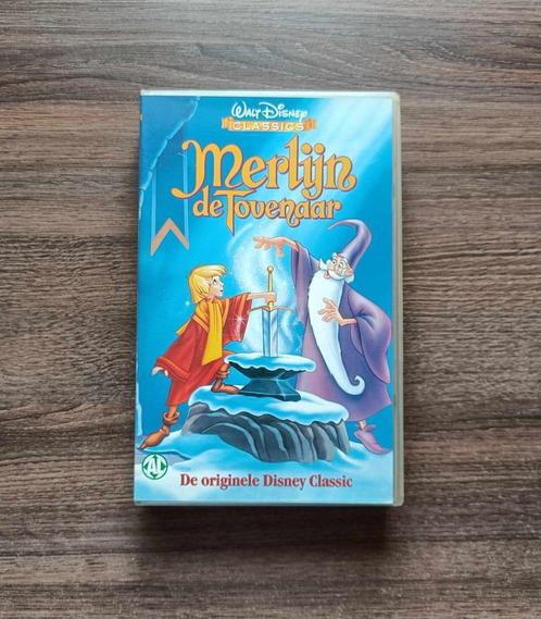 VHS - Merlijn De Tovenaar - Nederlands - Walt Disney - €2, Cd's en Dvd's, VHS | Kinderen en Jeugd, Gebruikt, Tekenfilms en Animatie