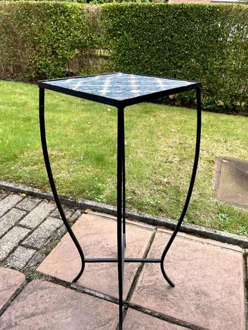 kleine smeedijzeren keramische tegeltafel. Juiste conditie beschikbaar voor biedingen