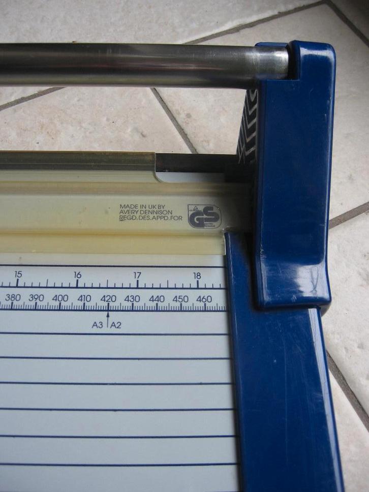 Le coupe-papier à guillotine, Divers, Accessoires de bureau, Comme neuf, Enlèvement ou Envoi