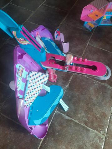 Polly pocket vliegtuig, boot, hotel, autos, zwembad, popjes  beschikbaar voor biedingen