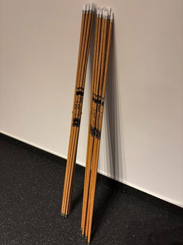 Bonne affaire ! 600 manches traditionnels à pointe dorée, Sports & Fitness, Tir à l'arc, Comme neuf, Flèches, Enlèvement ou Envoi