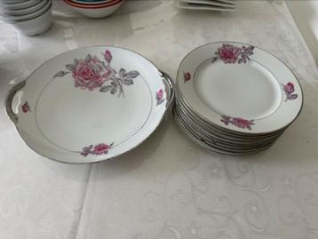 LIMOGES - 9 assiettes à dessert + 1 plat en porcelaine beschikbaar voor biedingen