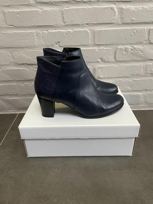 Marineblauwe lederen enkellaarsjes van Georgia Rose (39), Kleding | Dames, Schoenen, Zo goed als nieuw, Lage of Enkellaarzen, Blauw