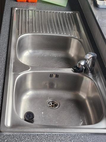 Inox dubbele spoelbak met mengkraan beschikbaar voor biedingen