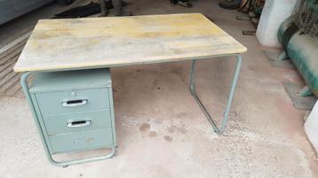 Vintage industrieel bureau beschikbaar voor biedingen