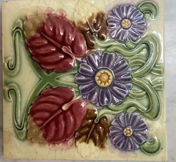 Authentieke Art Nouveau wandtegel beschikbaar voor biedingen