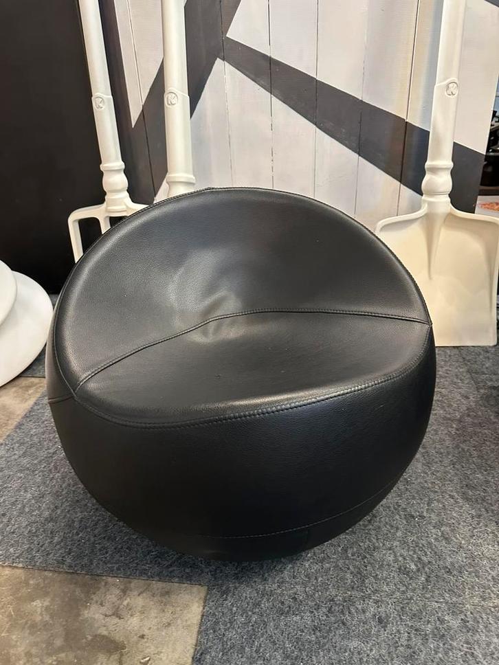7 Fauteuils sphériques design – Effet “Ball Chair” Noir cuir, Huis en Inrichting, Zetels | Voetbanken en poefs, Zo goed als nieuw