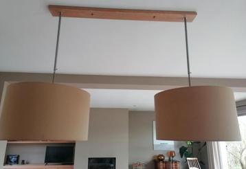 Hanglamp met 2 beige lampenkappen beschikbaar voor biedingen
