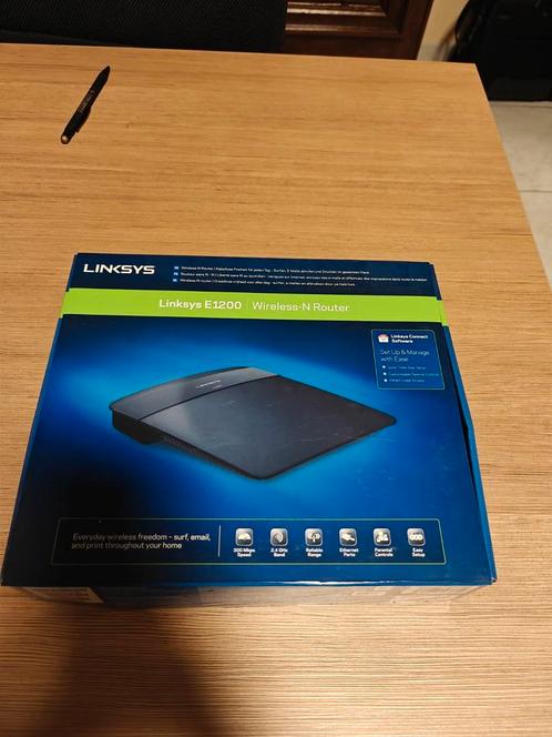 Linksys E1200, Computers en Software, Netwerk switches, Zo goed als nieuw, Ophalen of Verzenden