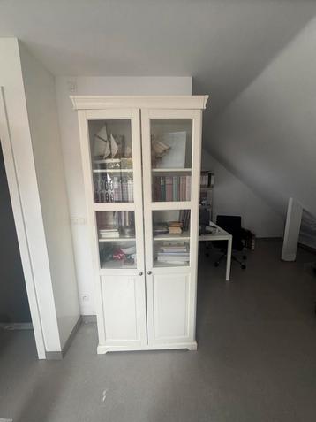 Kast beschikbaar voor biedingen