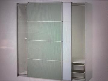 Witte kleerkast van Ikea met lichtgroen glazen voorpanelen beschikbaar voor biedingen
