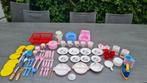 Plastieken speelgoedservies + potjes - flessenwarmers enz, Ophalen of Verzenden
