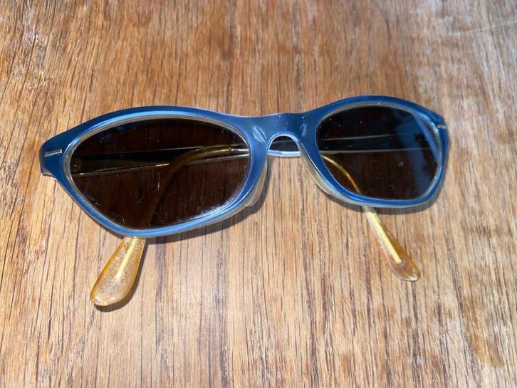 Lunettes de soleil papillon vintage acier doré et plastique, Bijoux, Sacs & Beauté, Lunettes de Soleil & Lunettes | Femmes, Utilisé