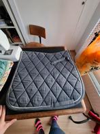 Leuk grijze dressuurdekje met bewegende pailetten full, Animaux & Accessoires, Chevaux & Poneys | Couvertures & Couvre-reins, Enlèvement ou Envoi