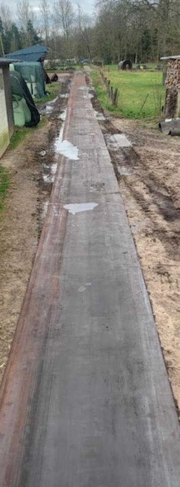 slijk in paddock/rubbermatten leggen, Mise à l'étable