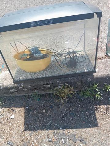 Aquarium avec ses accessoires pompe  beschikbaar voor biedingen