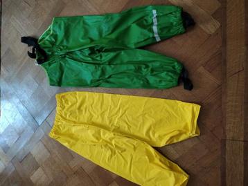 Groene regenbroek overgooier 116 en gele regenbroek 128 beschikbaar voor biedingen