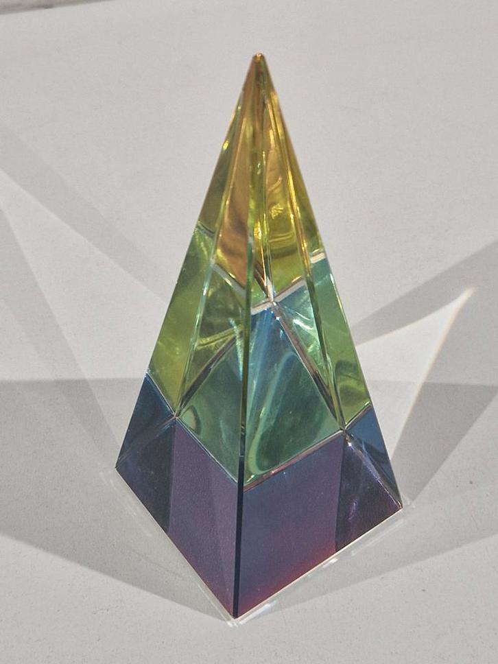Kristallen piramide in klaar en regenboog kleuren , zie foto, Antiek en Kunst, Antiek | Glaswerk en Kristal, Ophalen of Verzenden