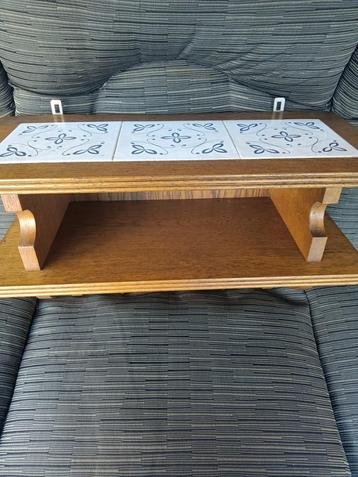 Antieke wandrekje met engelhakken beschikbaar voor biedingen