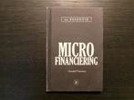 Microfinanciering  -Annabel Vanroose- De Essentie, Boeken, Economie, Management en Marketing, Ophalen of Verzenden