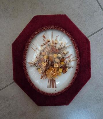 Vintage frame met gedroogde bloemen - achthoekige fluwelen r beschikbaar voor biedingen