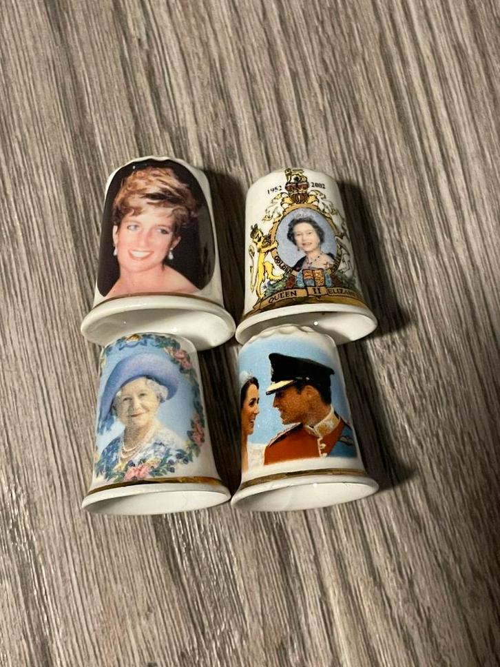 4 vingerhoeden engels koningshuis queen, Verzamelen, Vingerhoedjes, Zo goed als nieuw, Ophalen of Verzenden