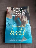 Nora Roberts - Dromen in beeld, Boeken, Romans, Gelezen, Amerika, Ophalen of Verzenden, Nora Roberts