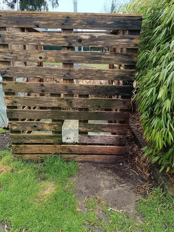 Cache en bois pour citerne d'eau de pluie disponible aux enchères