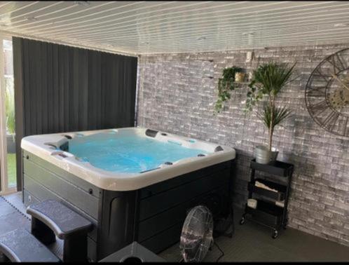 Nog 2 op voorraad 4persoons jacuzzi Full option led+isolatie, Tuin en Terras, Terrasdelen en Vlonders, Nieuw, Ophalen of Verzenden