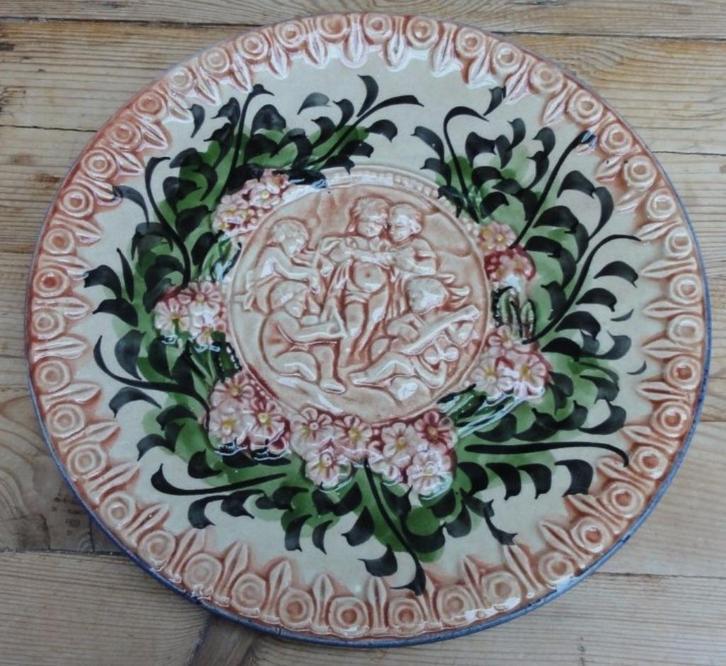 Zeer groot aardewerk wandbord, engelen met instrumenten, Antiek en Kunst, Curiosa en Brocante, Ophalen of Verzenden