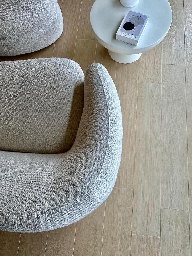 Organische zetel + poef uit beige boucle stof Japandi stijl, Huis en Inrichting, Zetels | Zetels, Zo goed als nieuw, Rechte bank