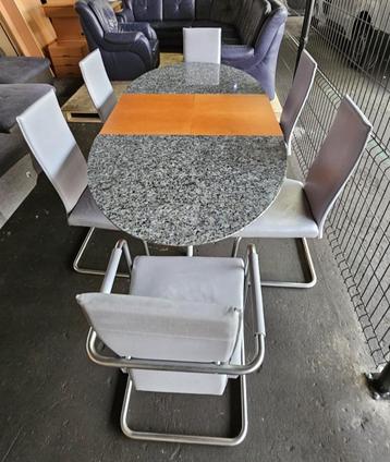 Uitschuifbare marmeren eettafel met 6 stoelen beschikbaar voor biedingen