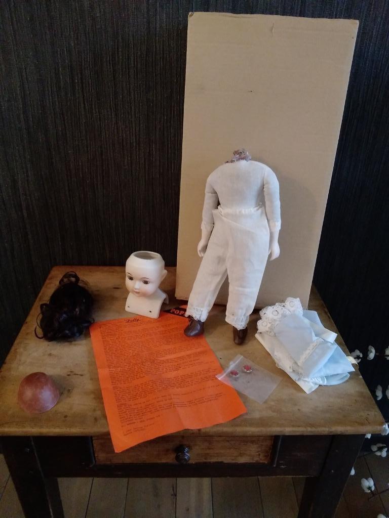 Poupée Ancienne En Porcelaine Avec Vêtements Et Accessoires - 17 Ans Et Plus