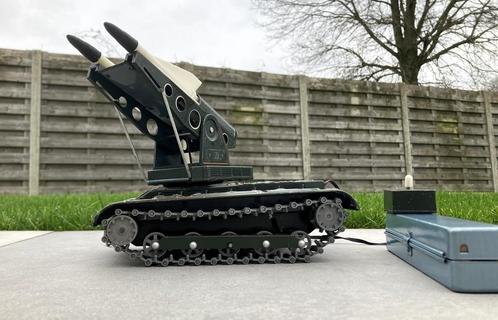 Blikken speelgoed tank MS-58 met raketlanceerder, Antiek en Kunst, Antiek | Speelgoed, Ophalen of Verzenden