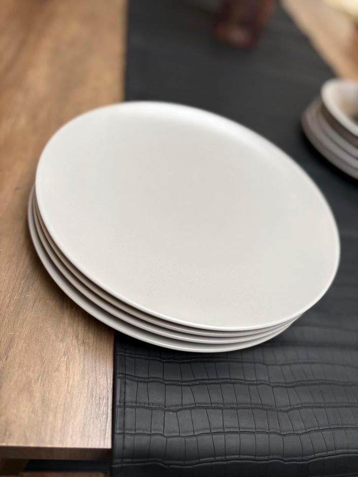 COMPLETE BORDEN SET TE KOOP ️, Huis en Inrichting, Keuken | Servies, Gebruikt, Bord(en), Effen, Ophalen